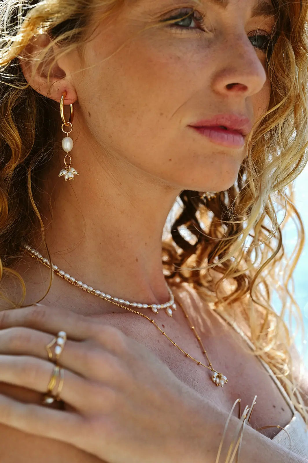 Boucles d'Oreilles Céline – Créoles Dorées et Perles d'Eau Douce - Beurlie