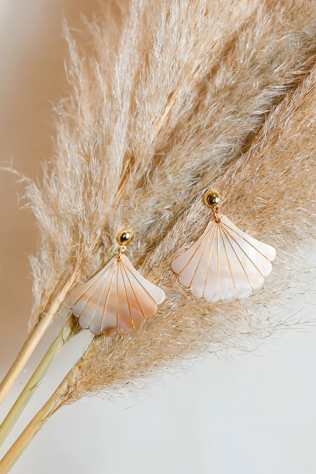 Boucles d'Oreilles Hélène – Coquillage Nacré et Plaqué Or - Beurlie