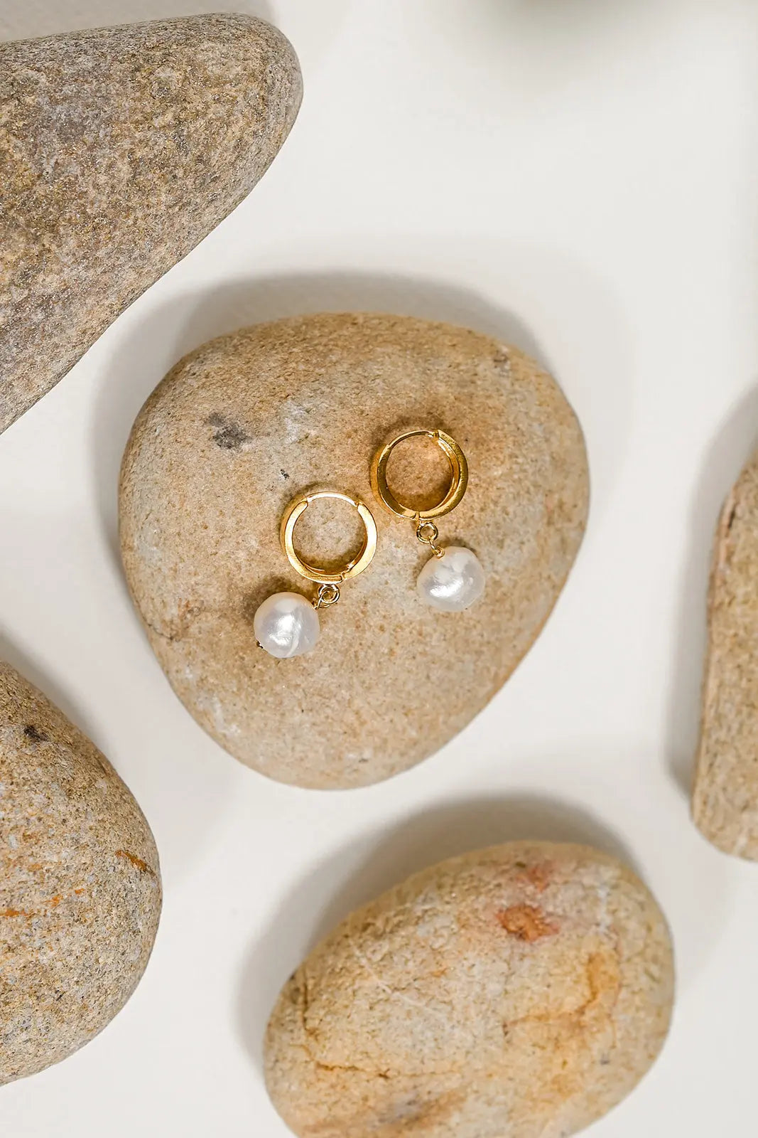 Boucles d'Oreilles Maia Dorées et Perle d'Eau Douce - Beurlie