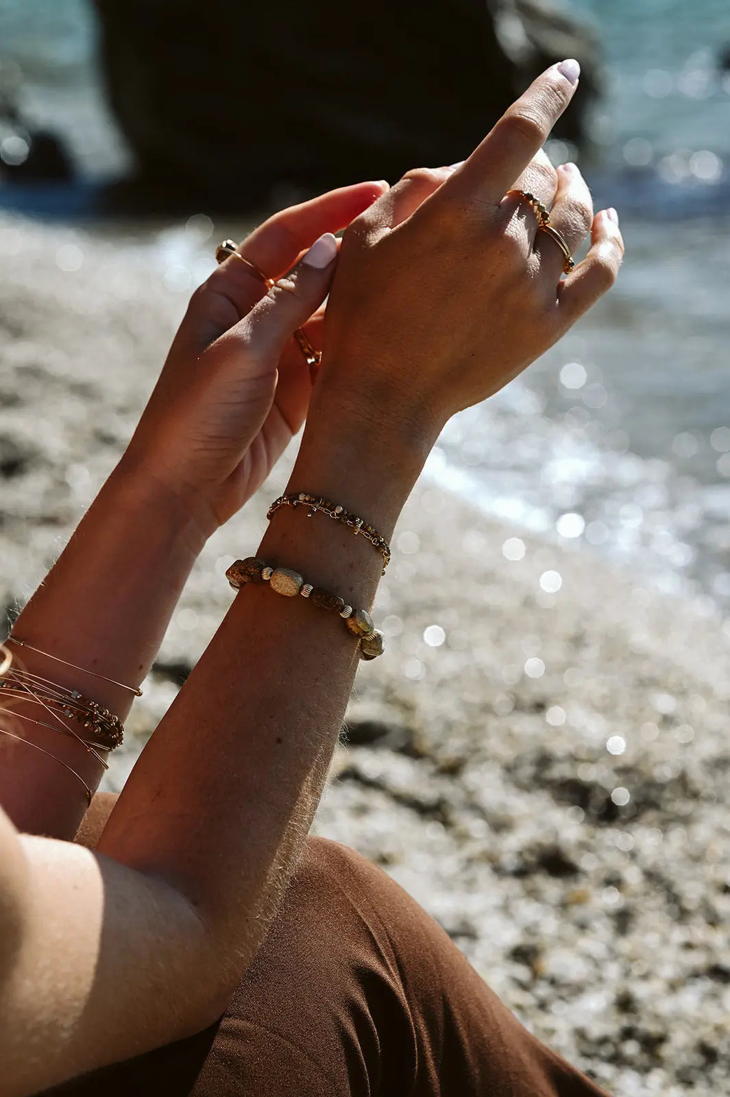 Bracelet Fin Jaspe du Désert et Breloques Dorées Suzy - Beurlie