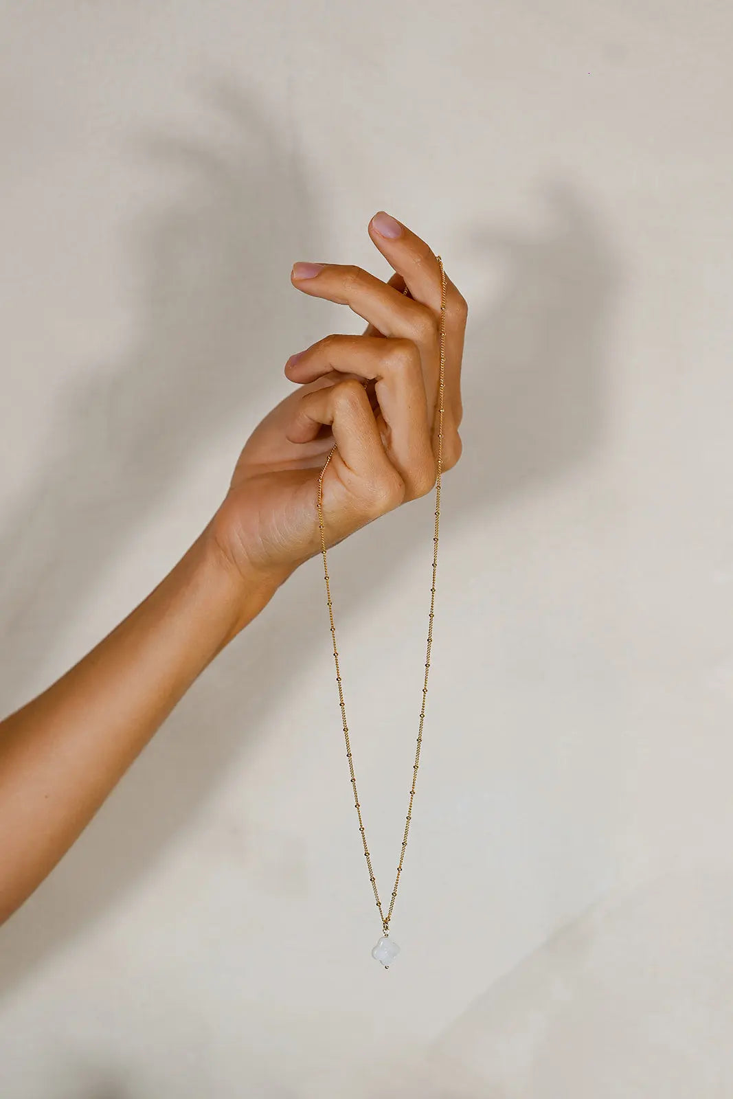 Collier Séléna – Nacre et Chaîne Perlée Dorée - Beurlie
