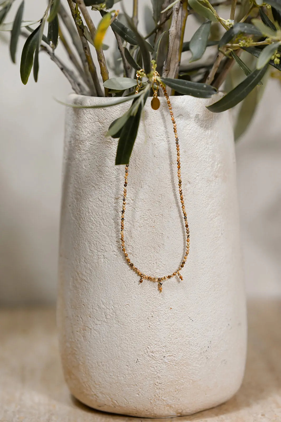 Collier Suzy – Jaspe du Désert Facetté et Breloques Dorées - Beurlie