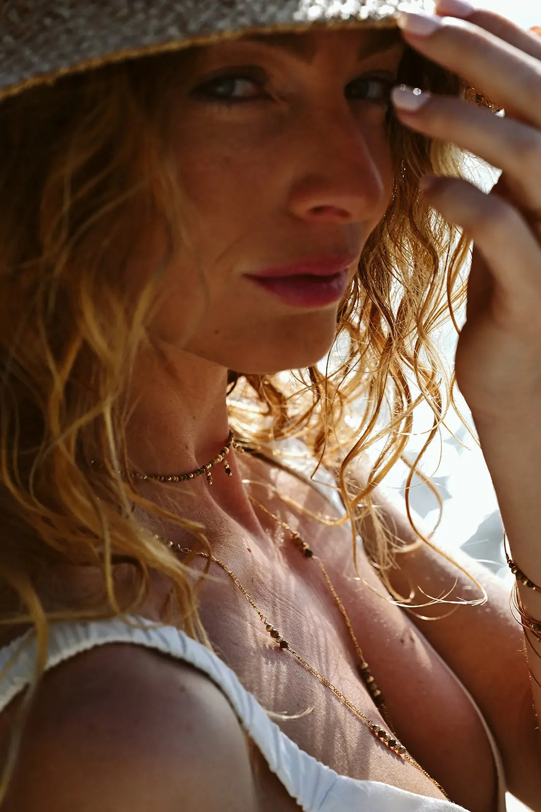 Collier Suzy – Jaspe du Désert Facetté et Breloques Dorées - Beurlie