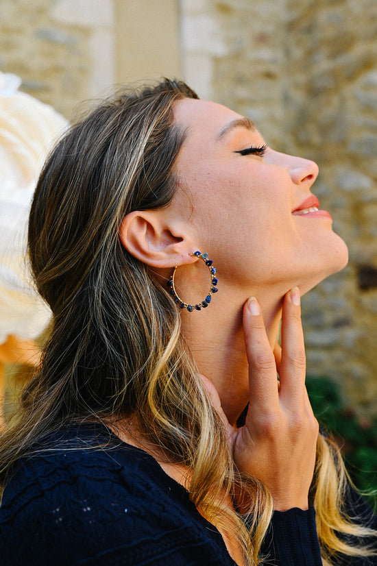 Boucles d'oreilles Marion  Découvrez l'élégance intemporelle avec nos créoles ornées de magnifiques pierres semi-précieuses ou de perles d'eau douce, sublimées par une finition en or fin ou en argent. Ajoutez une touche de sophistication à votre style avec ces boules d'oreilles alliant qualité artisanale et beauté naturelle.