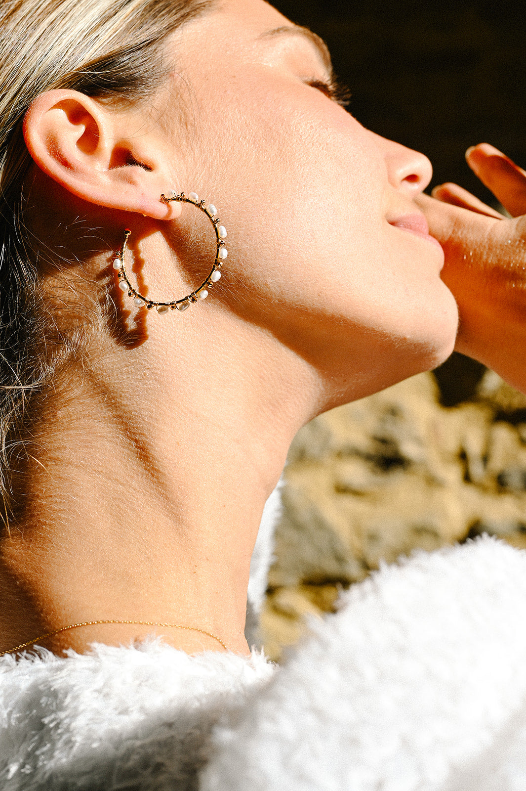 Boucles d'oreilles Marion  Découvrez l'élégance intemporelle avec nos créoles ornées de magnifiques pierres semi-précieuses ou de perles d'eau douce, sublimées par une finition en or fin ou en argent. Ajoutez une touche de sophistication à votre style avec ces boules d'oreilles alliant qualité artisanale et beauté naturelle.