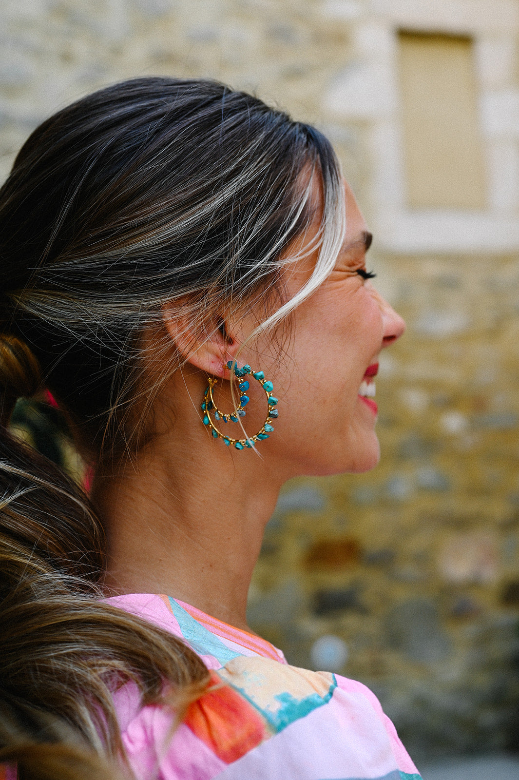 Boucles d'oreilles Marion  Découvrez l'élégance intemporelle avec nos créoles ornées de magnifiques pierres semi-précieuses ou de perles d'eau douce, sublimées par une finition en or fin ou en argent. Ajoutez une touche de sophistication à votre style avec ces boules d'oreilles alliant qualité artisanale et beauté naturelle.