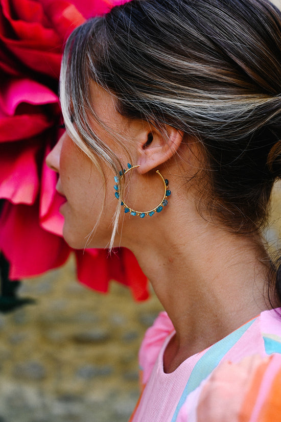 Boucles d'oreilles Marion  Découvrez l'élégance intemporelle avec nos créoles ornées de magnifiques pierres semi-précieuses ou de perles d'eau douce, sublimées par une finition en or fin ou en argent. Ajoutez une touche de sophistication à votre style avec ces boules d'oreilles alliant qualité artisanale et beauté naturelle.