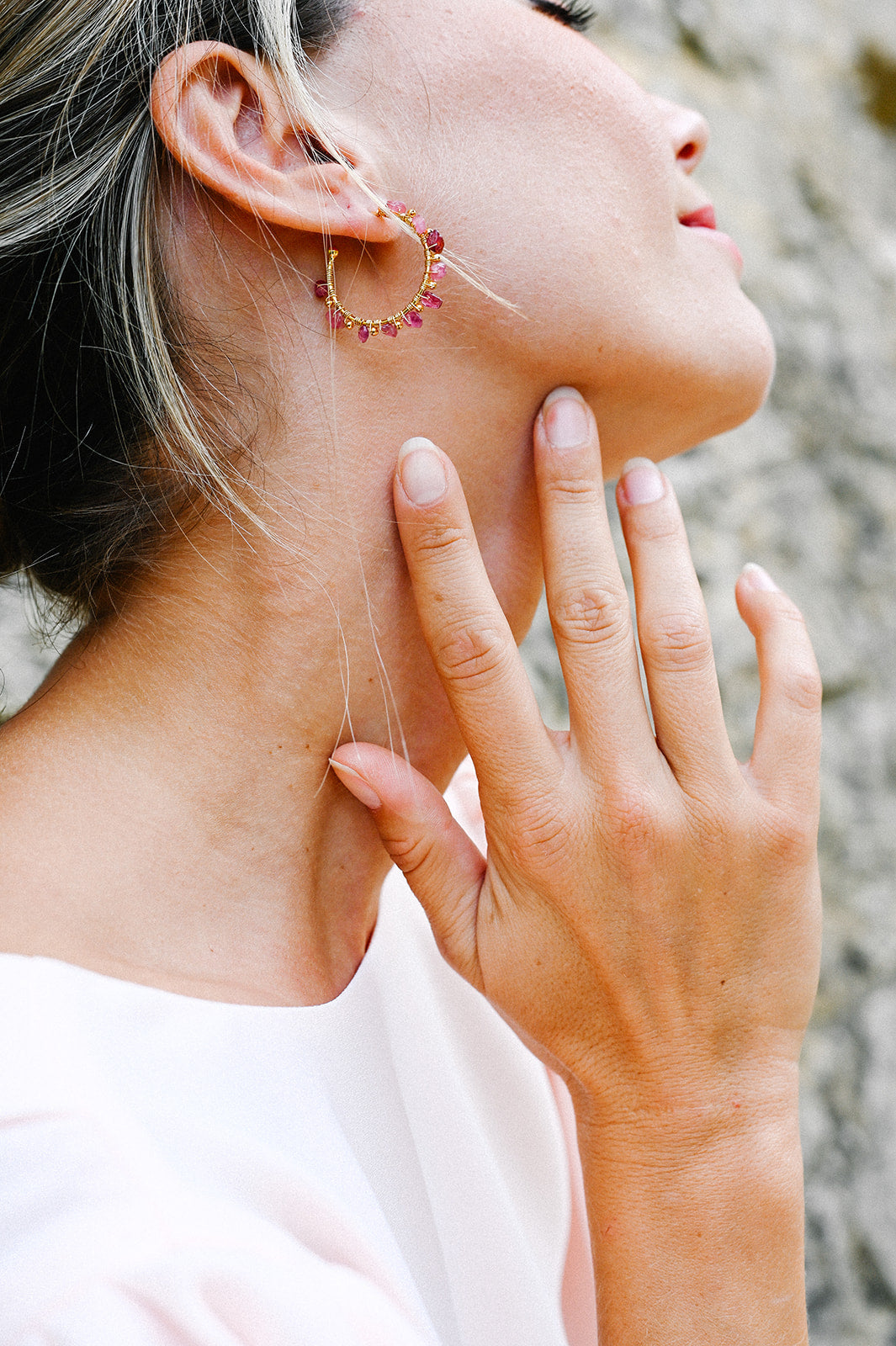 Boucles d'oreilles Marion  Découvrez l'élégance intemporelle avec nos créoles ornées de magnifiques pierres semi-précieuses ou de perles d'eau douce, sublimées par une finition en or fin ou en argent. Ajoutez une touche de sophistication à votre style avec ces boules d'oreilles alliant qualité artisanale et beauté naturelle.