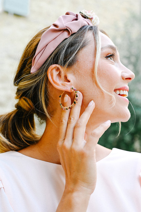 Boucles d'oreilles Marion  Découvrez l'élégance intemporelle avec nos créoles ornées de magnifiques pierres semi-précieuses ou de perles d'eau douce, sublimées par une finition en or fin ou en argent. Ajoutez une touche de sophistication à votre style avec ces boules d'oreilles alliant qualité artisanale et beauté naturelle.