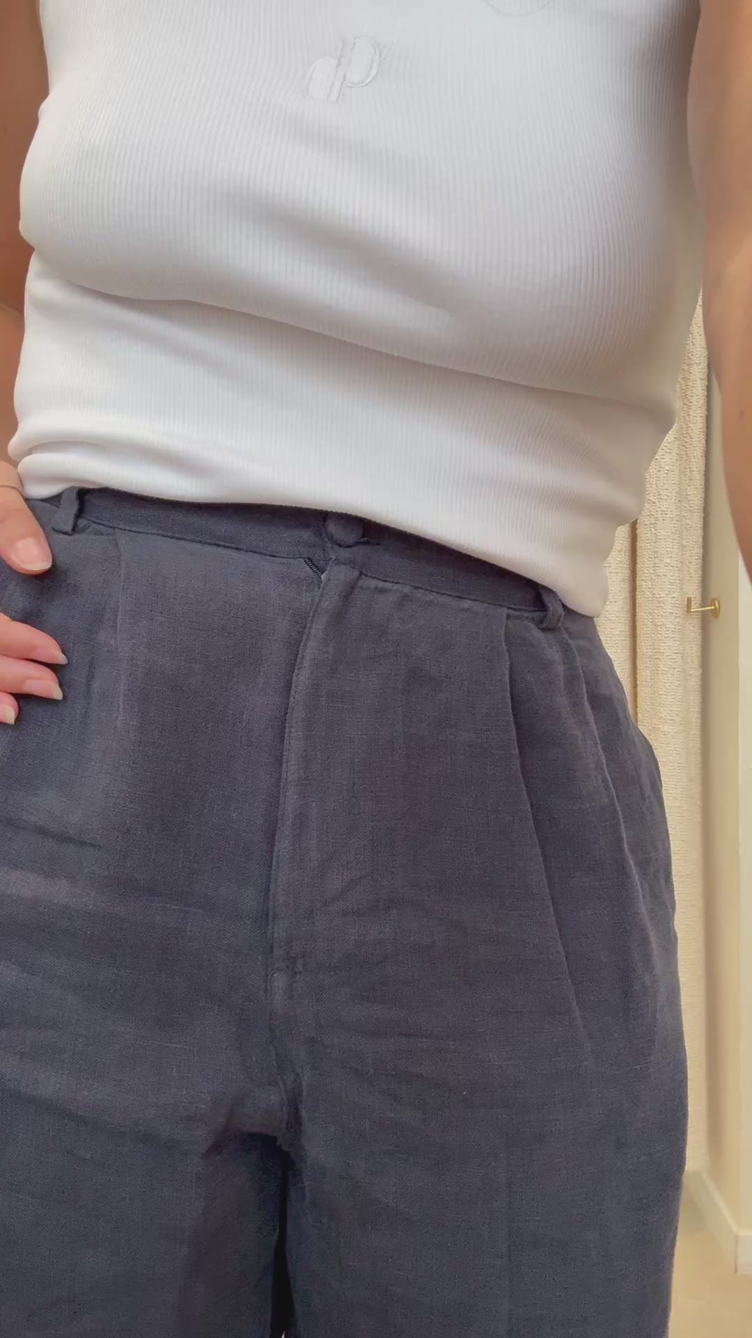 Load and play video in Gallery viewer, Pantalon Taylor en lin bleu marine