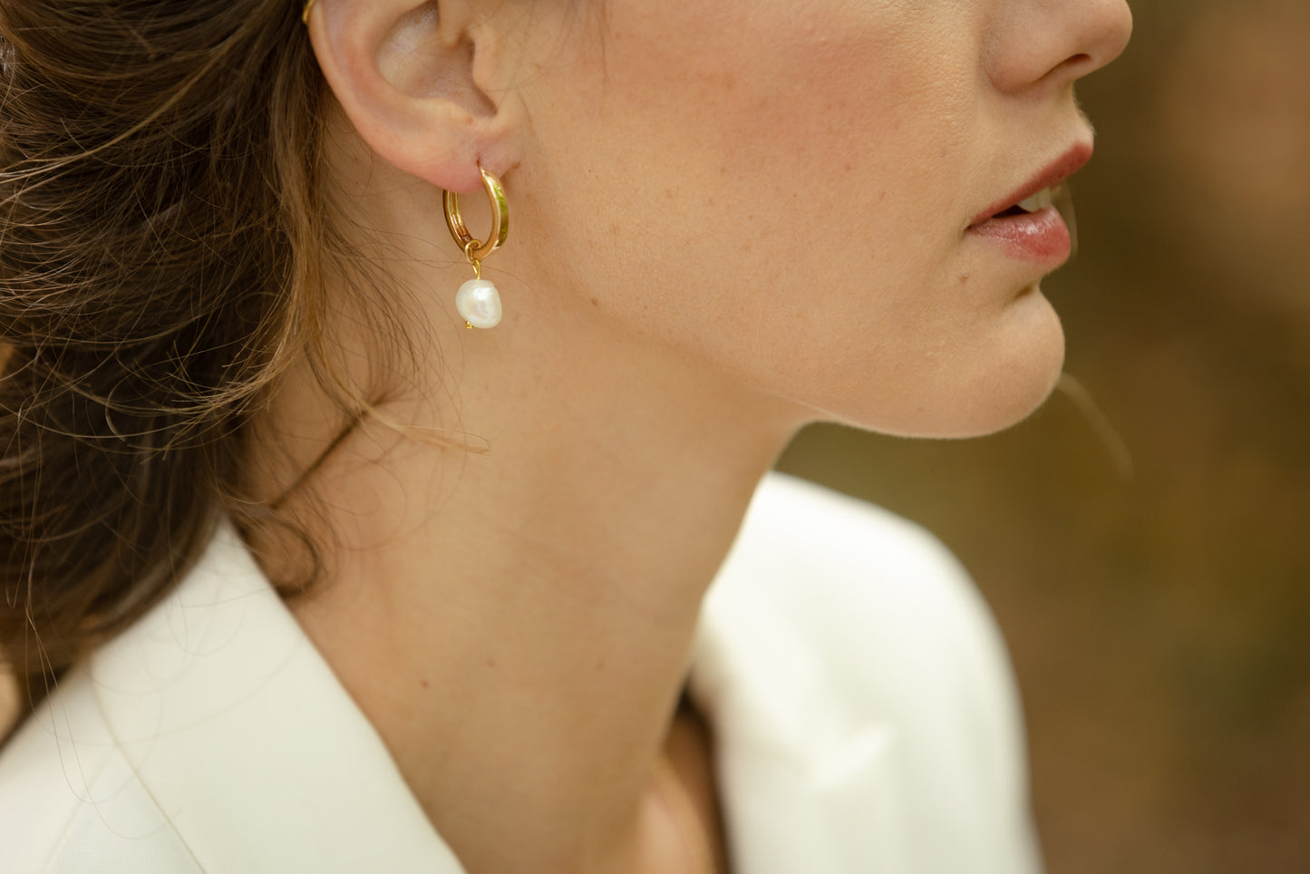 Boucles d’oreilles Louise  Ces dormeuses en plaqué-or 3 microns sont ornées d'une perle naturelle ronde irrégulière. Elles sont idéales pour un look raffiné et portées avec des cheveux courts ou attachés.