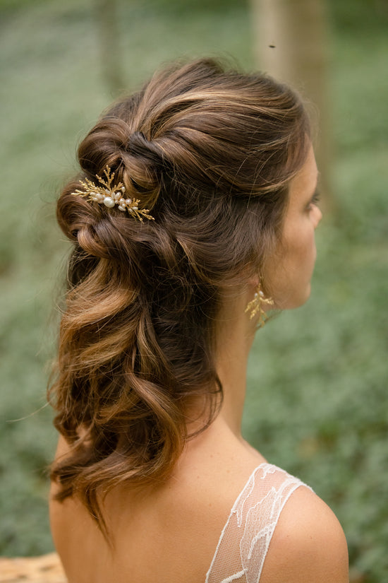 Peigne à cheveux Zeus  Ce sublime peigne à cheveux réalisé en plaqué-or 3 microns orné d’une multitude de perles naturelles saura rehausser votre coiffure avec raffinement.