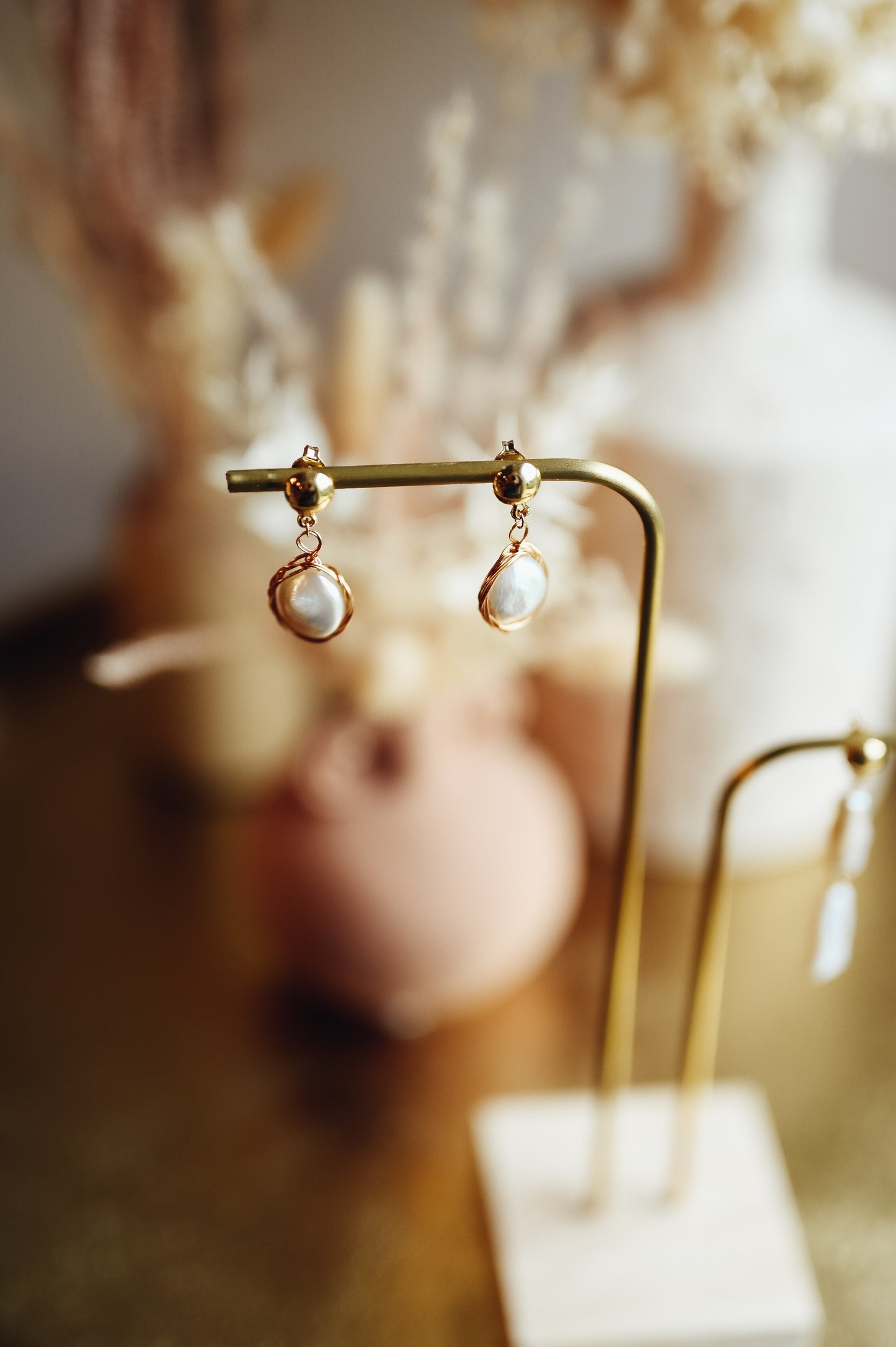 Boucles d’oreilles Appoline  Ces boucles d’oreilles sont composées d’une perle naturelle ornée de fil d’or. Le cabochon est en plaqué-or 3 microns.  Ces boucles d’oreilles sont disponibles en clip pour les oreilles non-percées.