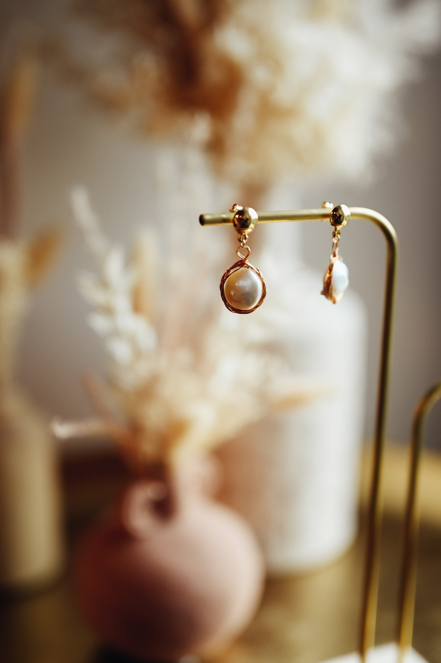 Boucles d’oreilles Appoline  Ces boucles d’oreilles sont composées d’une perle naturelle ornée de fil d’or. Le cabochon est en plaqué-or 3 microns.  Ces boucles d’oreilles sont disponibles en clip pour les oreilles non-percées.