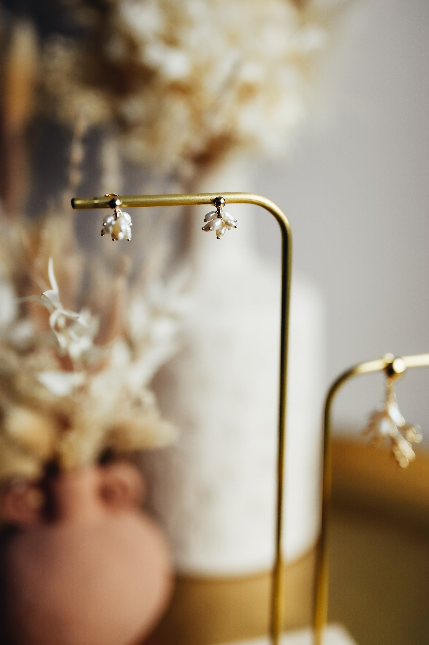 Boucles d’oreilles Céleste  Ces boucles d’oreilles sont composées de 10 minis perles naturelles et plaqué-or 3 microns. Idéales pour des cheveux courts ou attachés.  Ces boucles d’oreilles sont disponibles en clip pour les oreilles non-percées. 