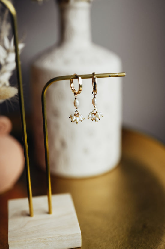 Boucles d’oreilles Céline  Ces boucles d’oreilles dormeuses réalisées en plaqué-or 3 microns sont ornées de mini-perles naturelles.  Deux longueurs disponibles : Petite ou Grande.  Possibilité de créer un style asymétrique original. Boucle d’oreille vendue à l’unité (pour une paire, commandez 2 boucles de votre choix) 