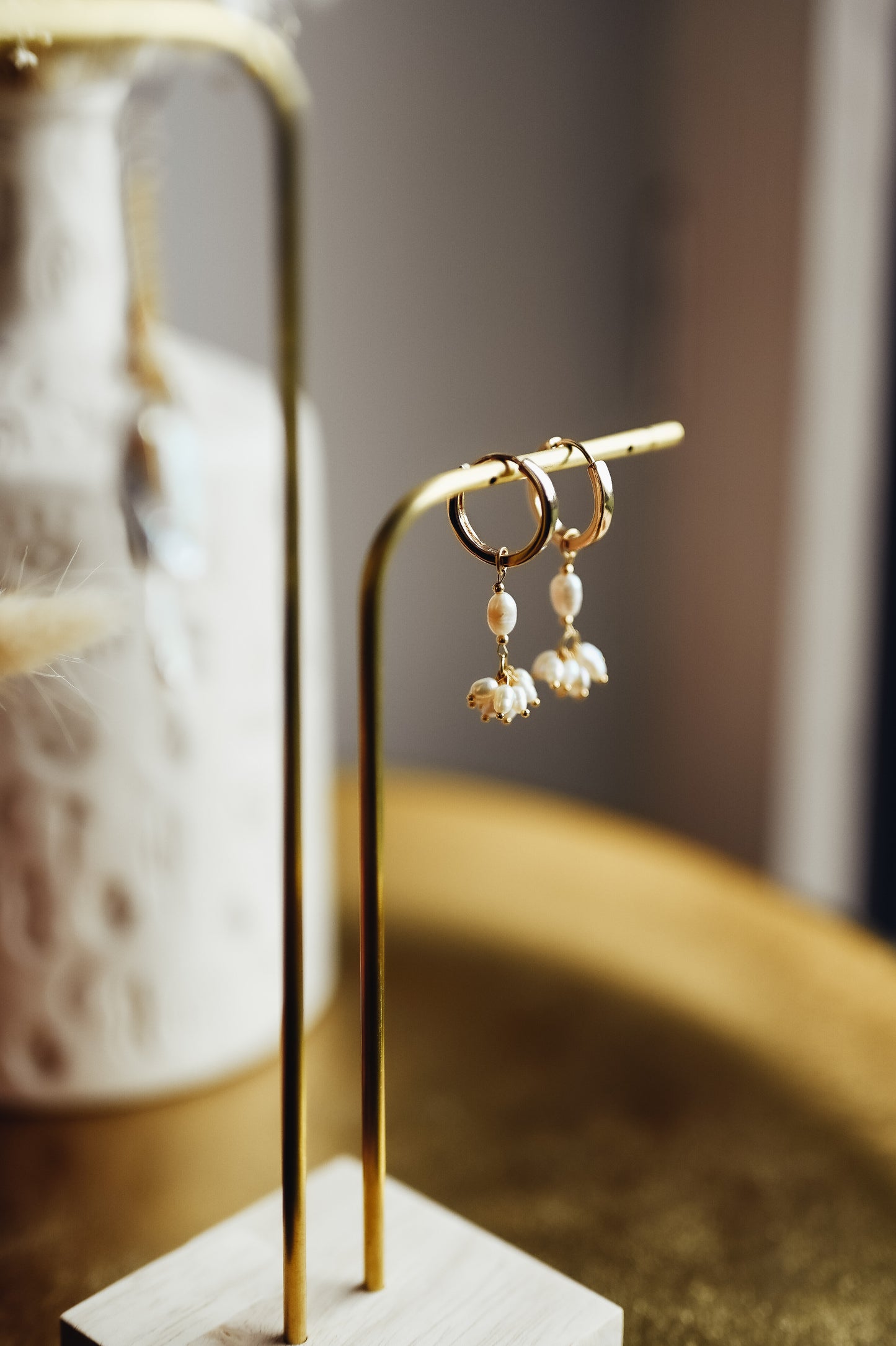 Boucles d’oreilles Céline  Ces boucles d’oreilles dormeuses réalisées en plaqué-or 3 microns sont ornées de mini-perles naturelles.  Deux longueurs disponibles : Petite ou Grande.  Possibilité de créer un style asymétrique original. Boucle d’oreille vendue à l’unité (pour une paire, commandez 2 boucles de votre choix) 