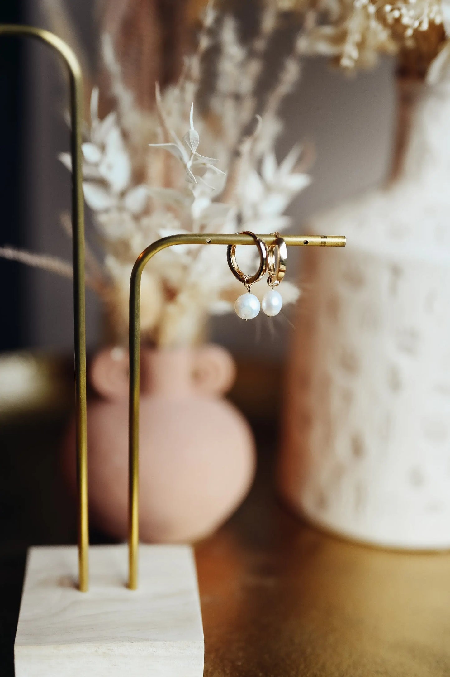 Boucles d’oreilles Louise  Ces dormeuses en plaqué-or 3 microns sont ornées d'une perle naturelle ronde irrégulière. Elles sont idéales pour un look raffiné et portées avec des cheveux courts ou attachés.