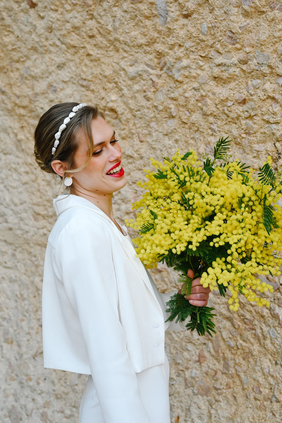 Serre-tête Christie  Serre-tête (ou headband) composé de véritables perles d’eau douce fixées au fil d’or sur une base de serre-tête dorée.  Cet accessoire délicat saura apporter féminité et élégance à votre tenue. Idéal pour la mariée, ses témoins ou ses demoiselles d'honneur.