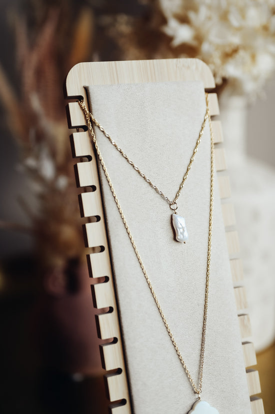 Collier Alix  Ce collier est composé d'une perle naturelle et d'une chaîne plaqué-or 3 microns.