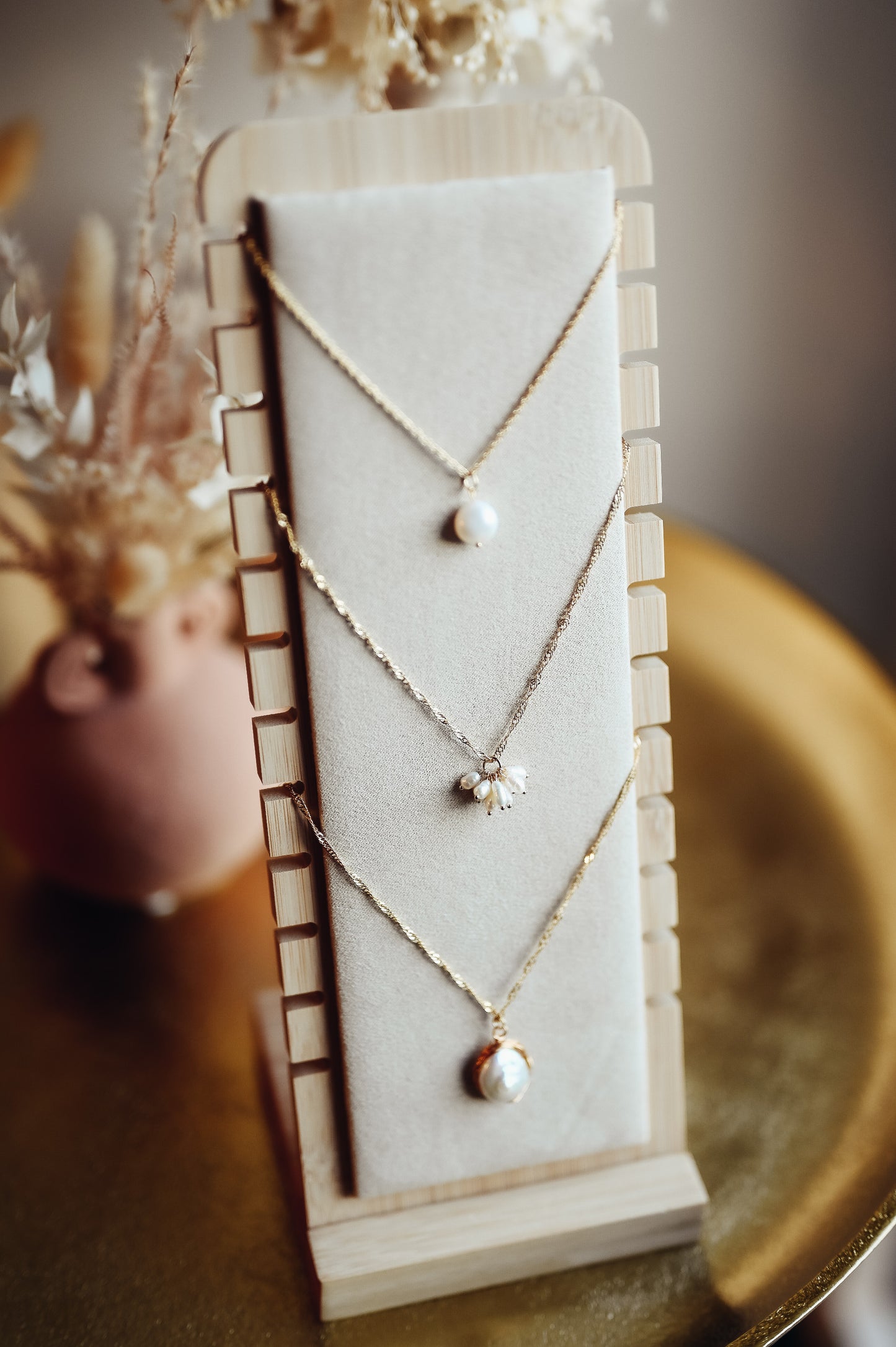 Collier Célestin  Ce magnifique collier est composé d’un bouquet de mini-perles naturelles et d’une chaîne en plaqué-or 3 microns. Ce bijou saura mettre en valeur votre décolleté avec délicatesse.