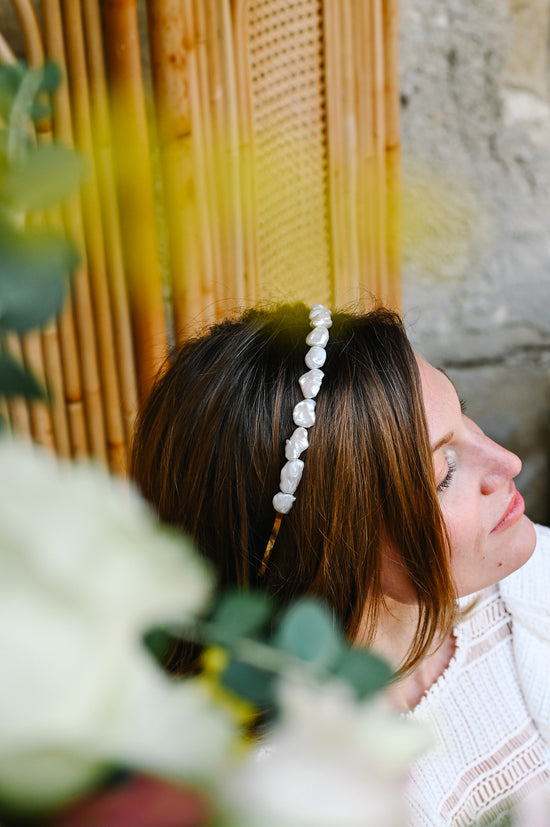 Serre-tête Christie Serre-tête (ou headband) composé de véritables perles d’eau douce fixées au fil d’or sur une base de serre-tête dorée. Cet accessoire délicat saura apporter féminité et élégance à votre tenue. Idéal pour la mariée, ses témoins ou ses demoiselles d'honneur.