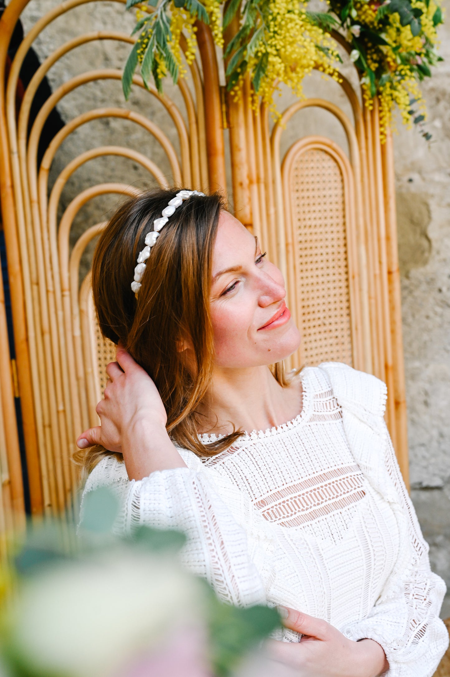 Serre-tête Christie Serre-tête (ou headband) composé de véritables perles d’eau douce fixées au fil d’or sur une base de serre-tête dorée. Cet accessoire délicat saura apporter féminité et élégance à votre tenue. Idéal pour la mariée, ses témoins ou ses demoiselles d'honneur.