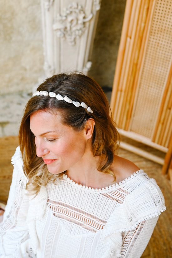 Serre-tête Christie Serre-tête (ou headband) composé de véritables perles d’eau douce fixées au fil d’or sur une base de serre-tête dorée. Cet accessoire délicat saura apporter féminité et élégance à votre tenue. Idéal pour la mariée, ses témoins ou ses demoiselles d'honneur.