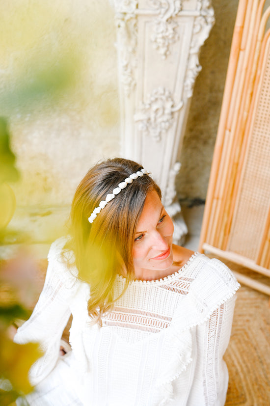 Serre-tête Christie Serre-tête (ou headband) composé de véritables perles d’eau douce fixées au fil d’or sur une base de serre-tête dorée. Cet accessoire délicat saura apporter féminité et élégance à votre tenue. Idéal pour la mariée, ses témoins ou ses demoiselles d'honneur.