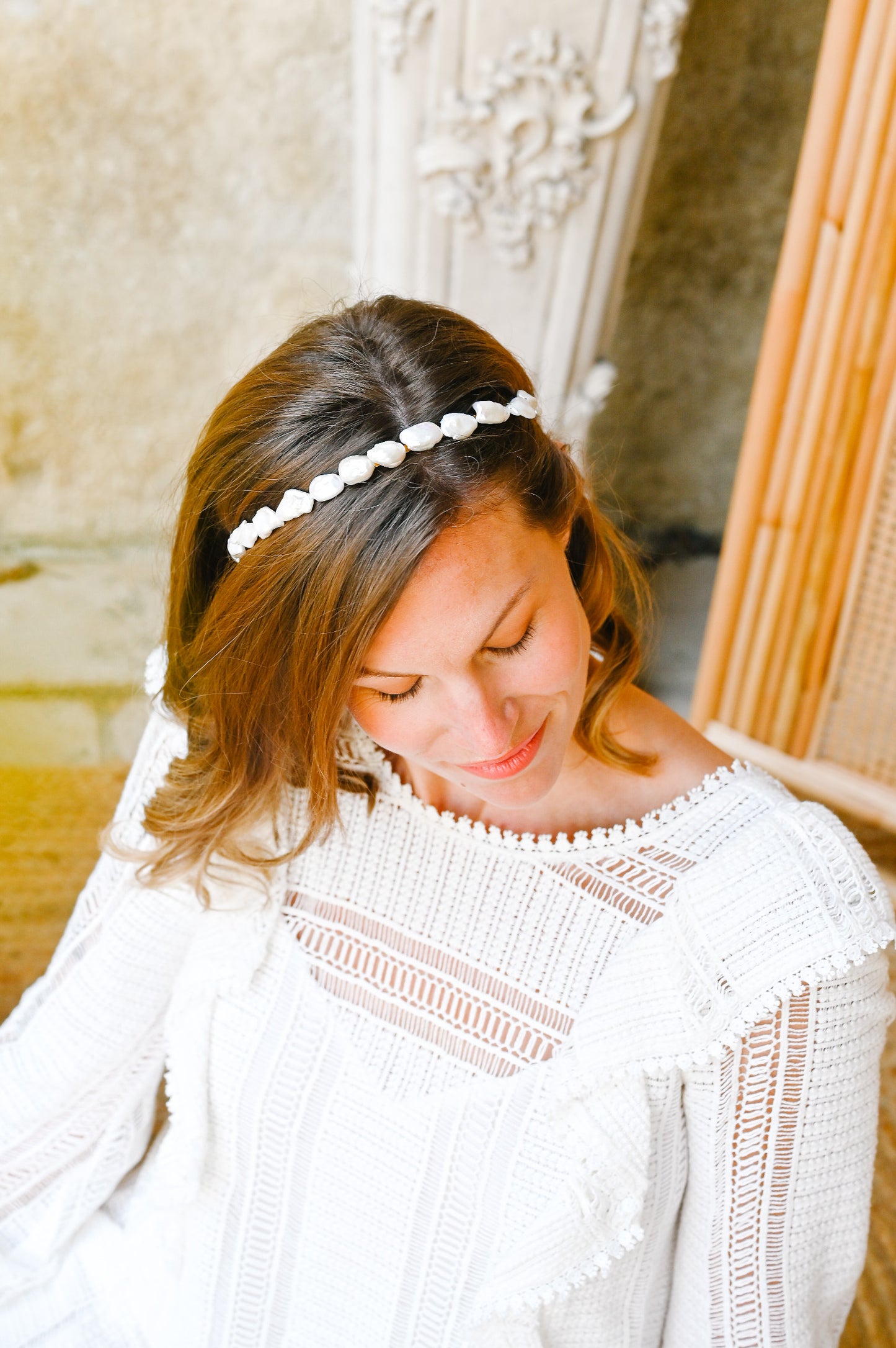 Serre-tête Christie Serre-tête (ou headband) composé de véritables perles d’eau douce fixées au fil d’or sur une base de serre-tête dorée. Cet accessoire délicat saura apporter féminité et élégance à votre tenue. Idéal pour la mariée, ses témoins ou ses demoiselles d'honneur.